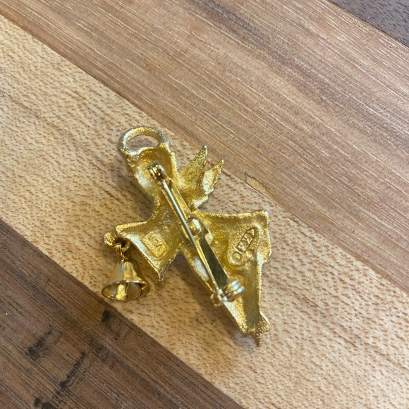 Vintage Angel Bell Brooch Pin Robin Rush Brushed Gold Tone Pendant Christmas - Picture 2 of 4